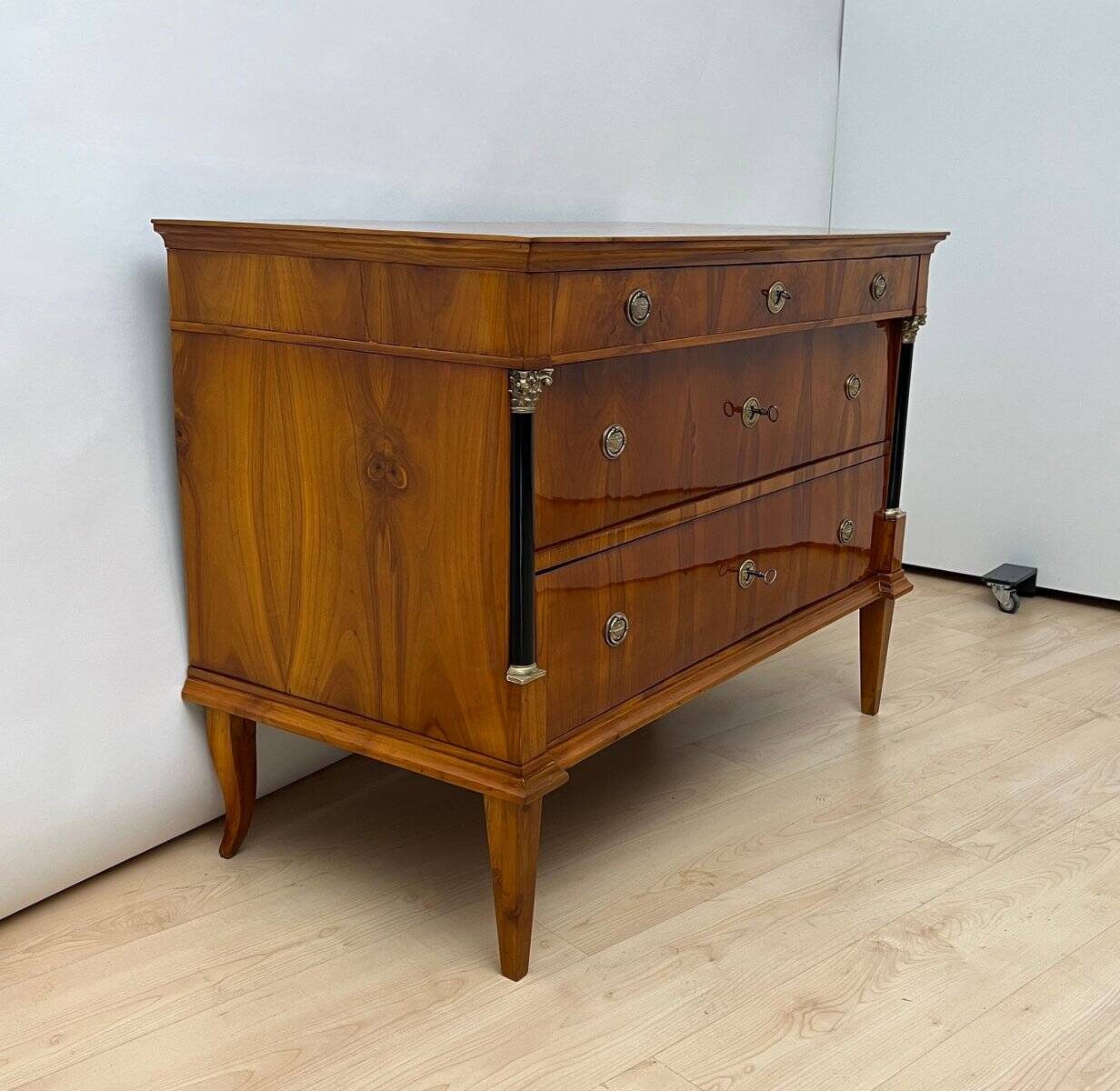 Biedermeier Commode in Cherry Veneer and Brass, Germany, 1820s