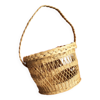 Round wicker basket with vintage wicker handle handle