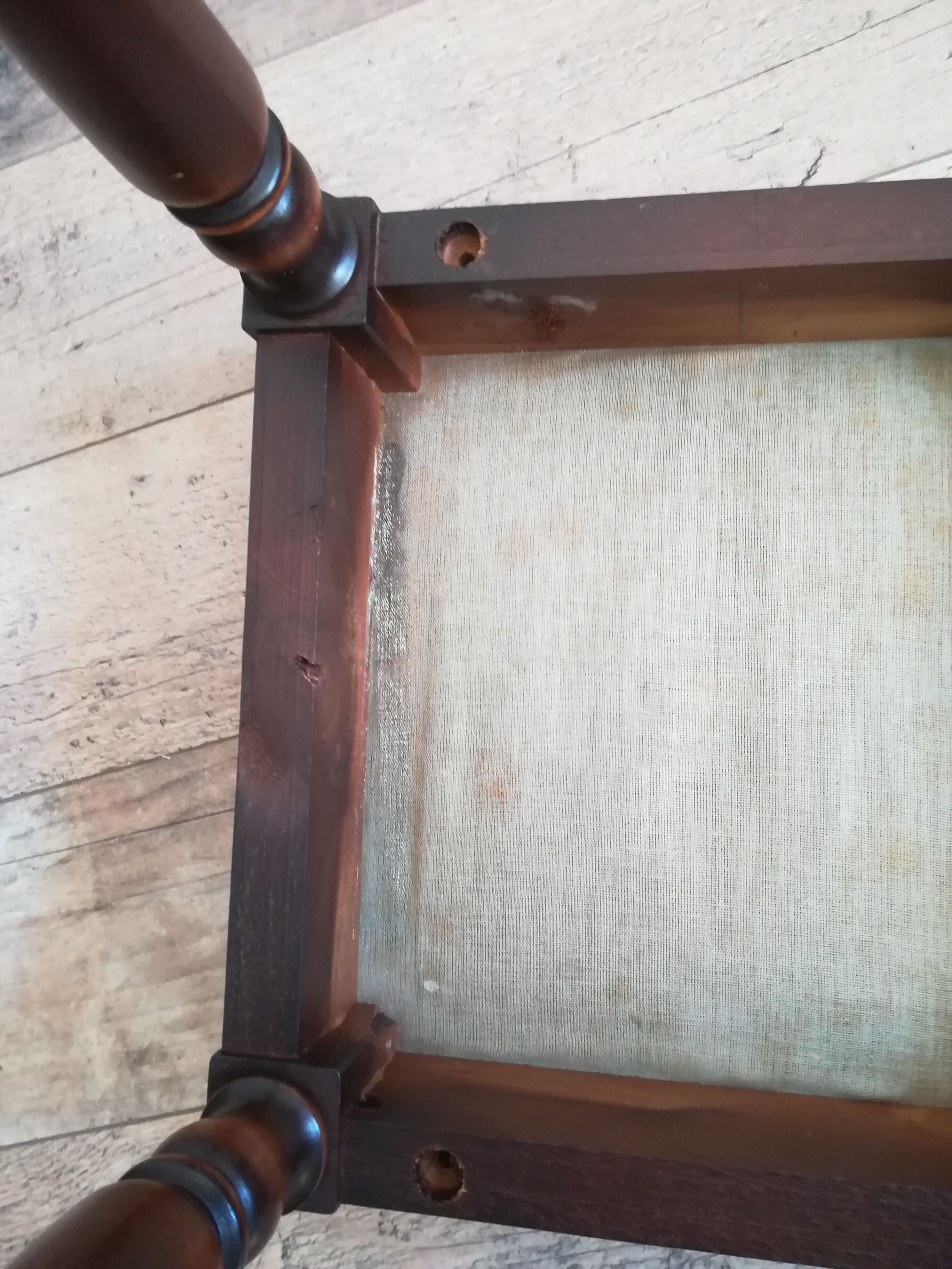 Rests pink velvet feet