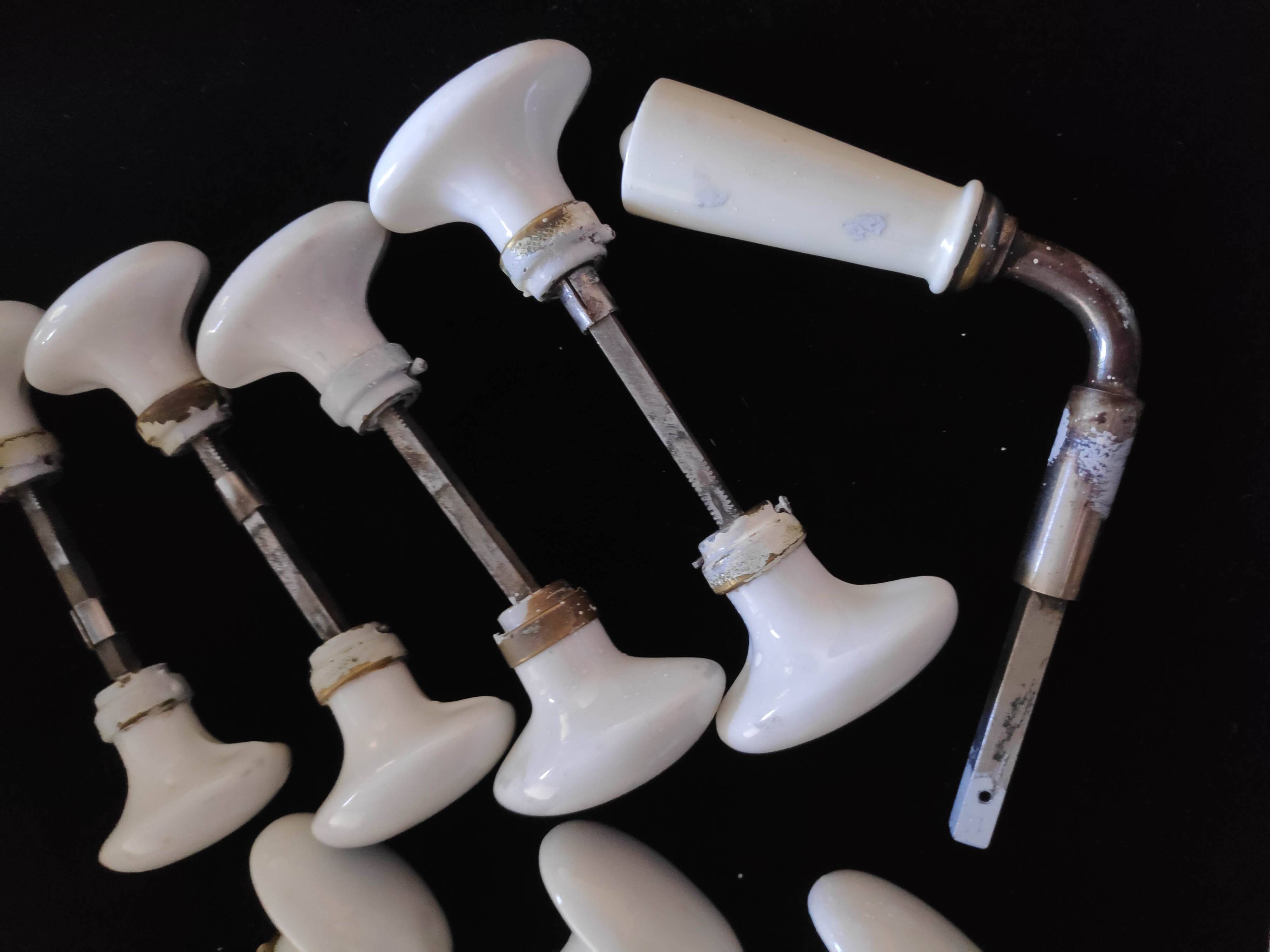 Set of 14 oval handles + 1 porcelain handle