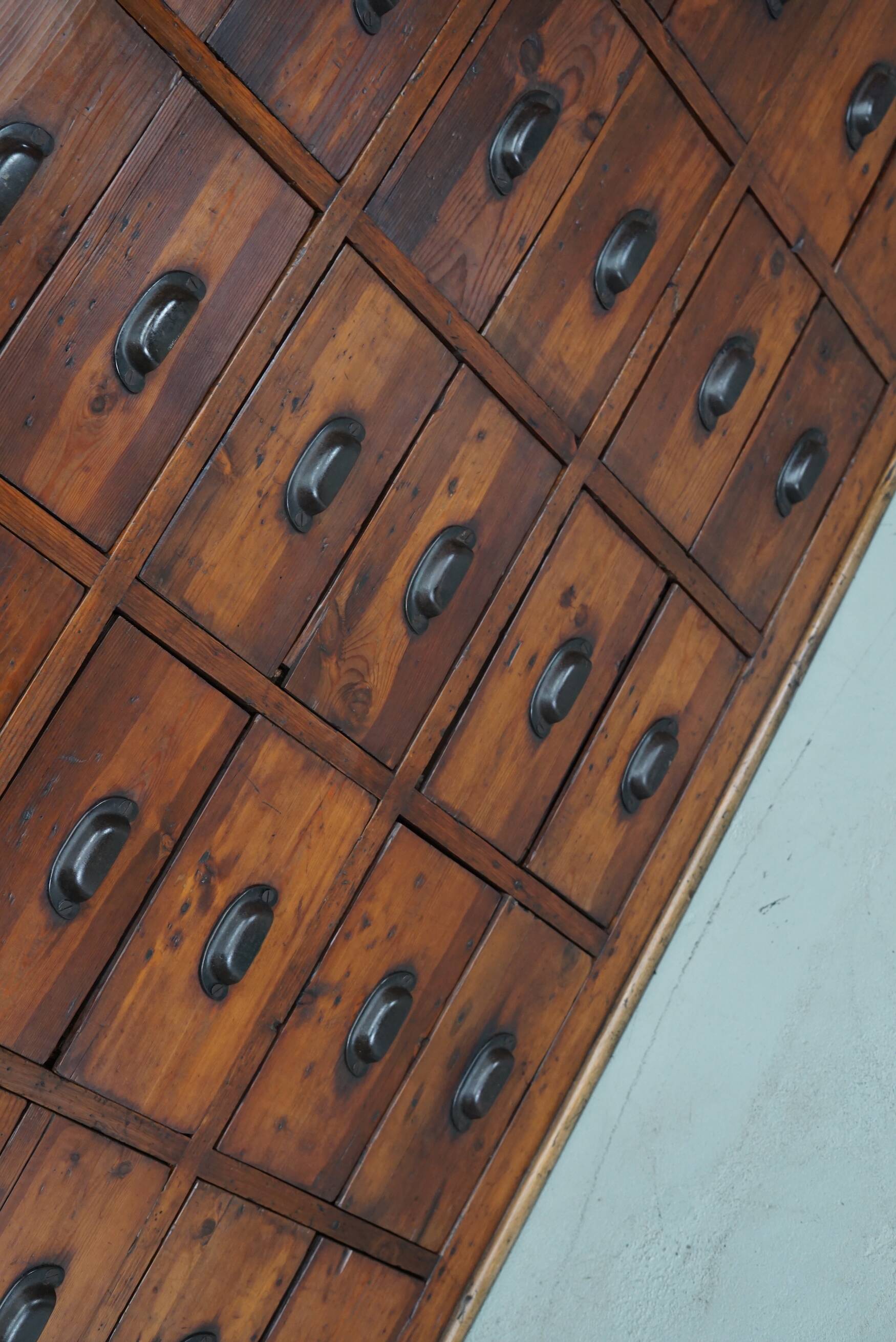 Cabinet d'Apothicaire Antique en Pin, France, Début du 20ème Siècle