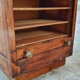 Armoire à rideau vintage en chêne français – meuble de rangement des années 1920 avec 12 étagères fixes et ferrures en laiton (42 × 38 × 118 cm)