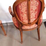 Paire de fauteuils cabriolets style louis xvi médaillon