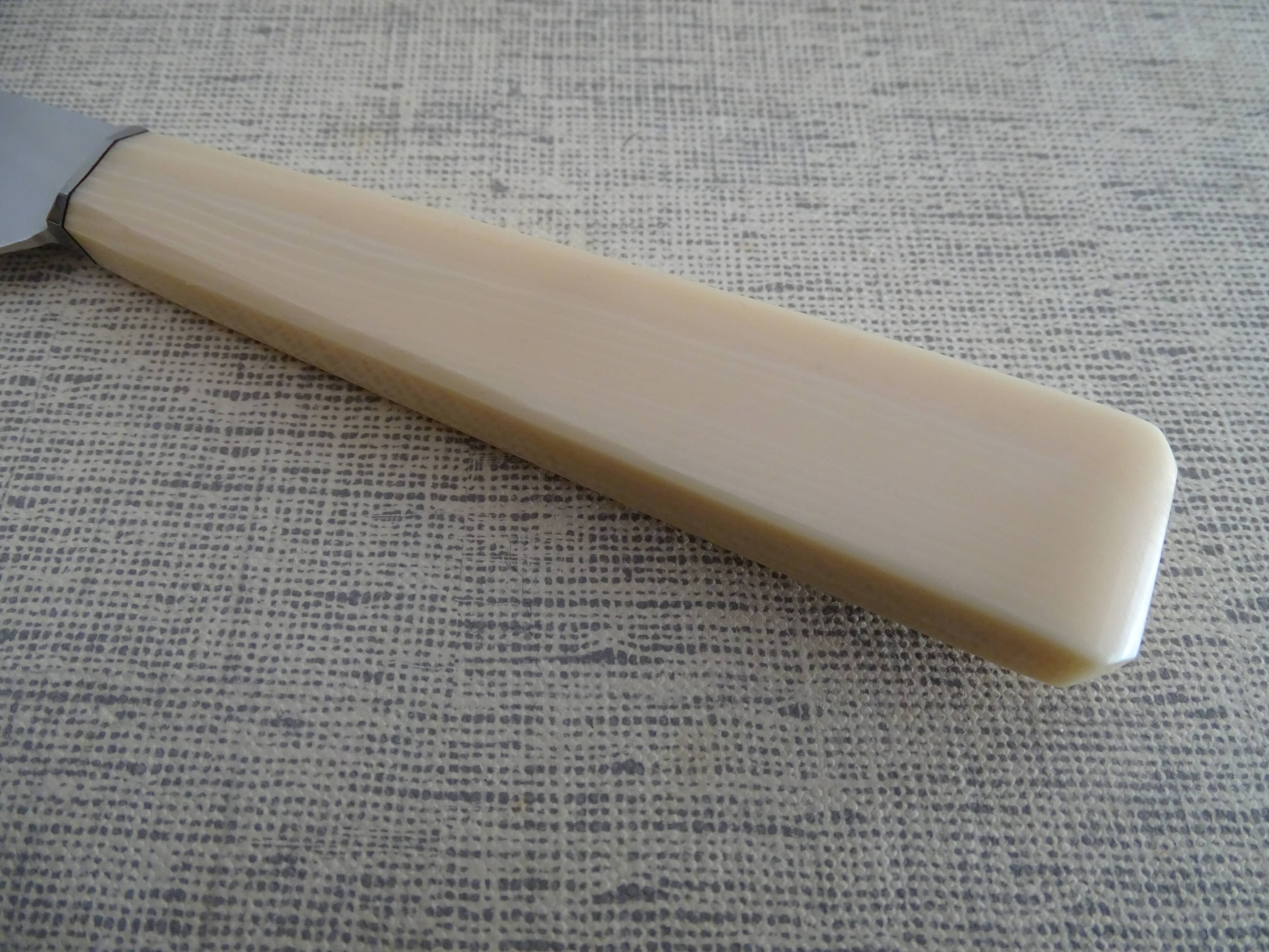 12 vintage stainless steel knives bone or bakelite sleeves in case