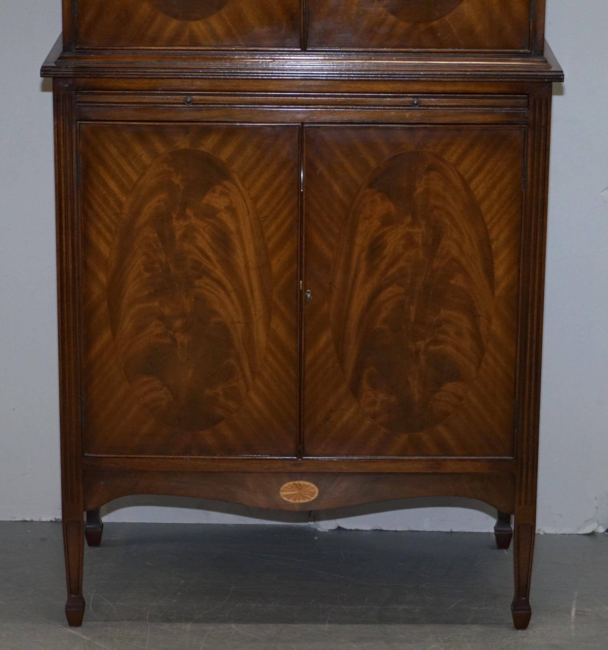 Cabinet à boissons flammé en acajou et satin style Sheraton Revival