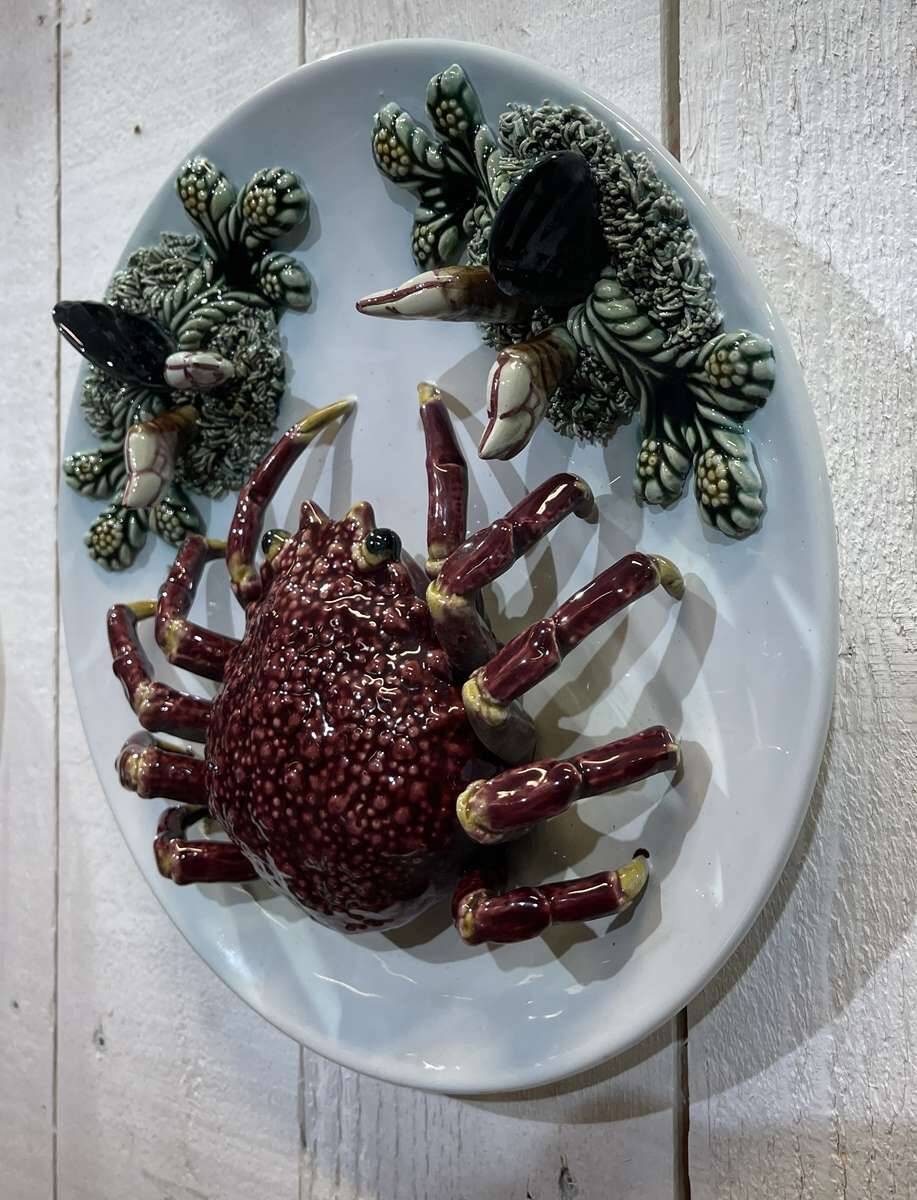 Set of 8 majolica-barbotine dishes and plates