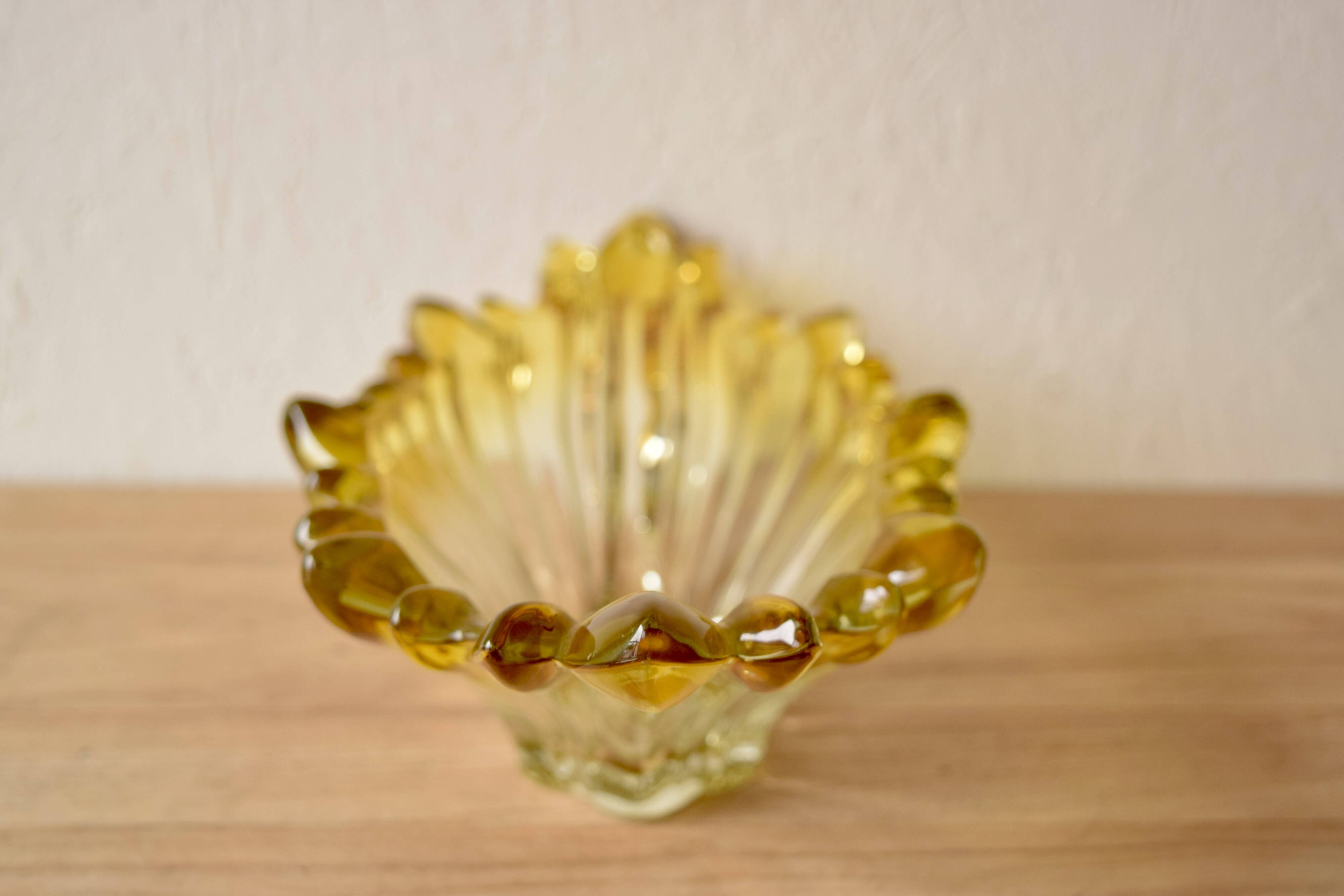 Corbeille vintage en verre moulé et teint en jaune