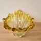 Corbeille vintage en verre moulé et teint en jaune