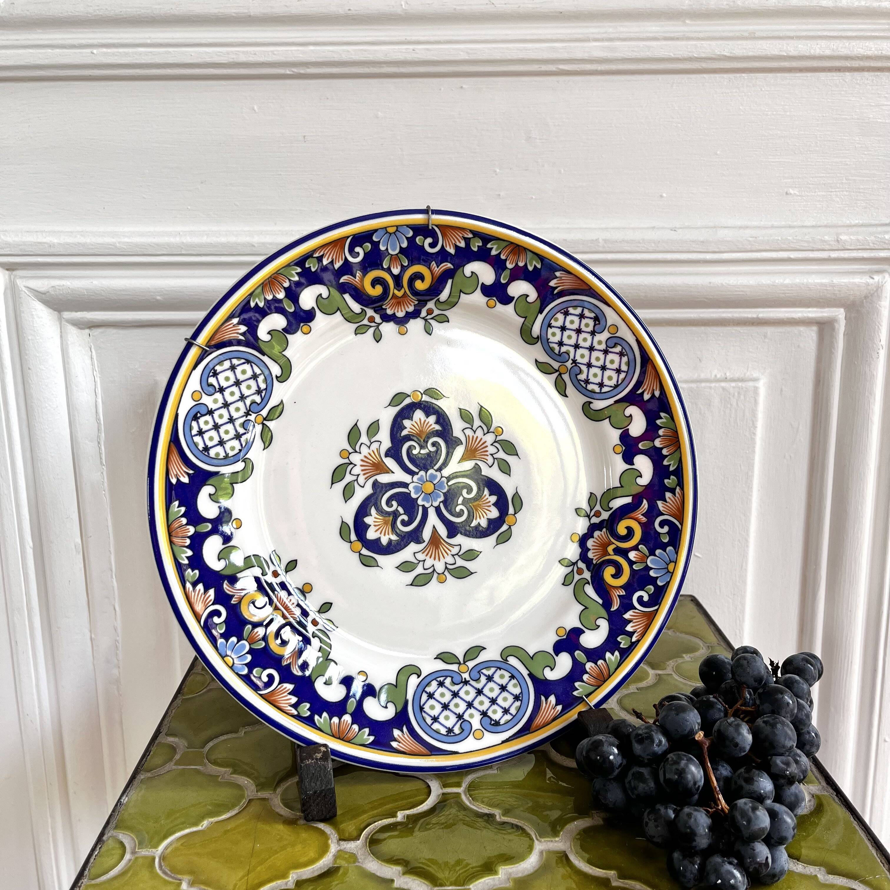 Vintage decorative plate and wall mount