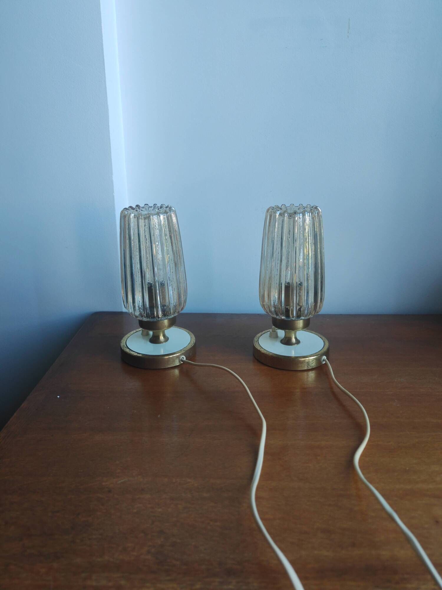 Pair of vintage 70s bedside lamps – Brushed brass, enamel & ribbed glass