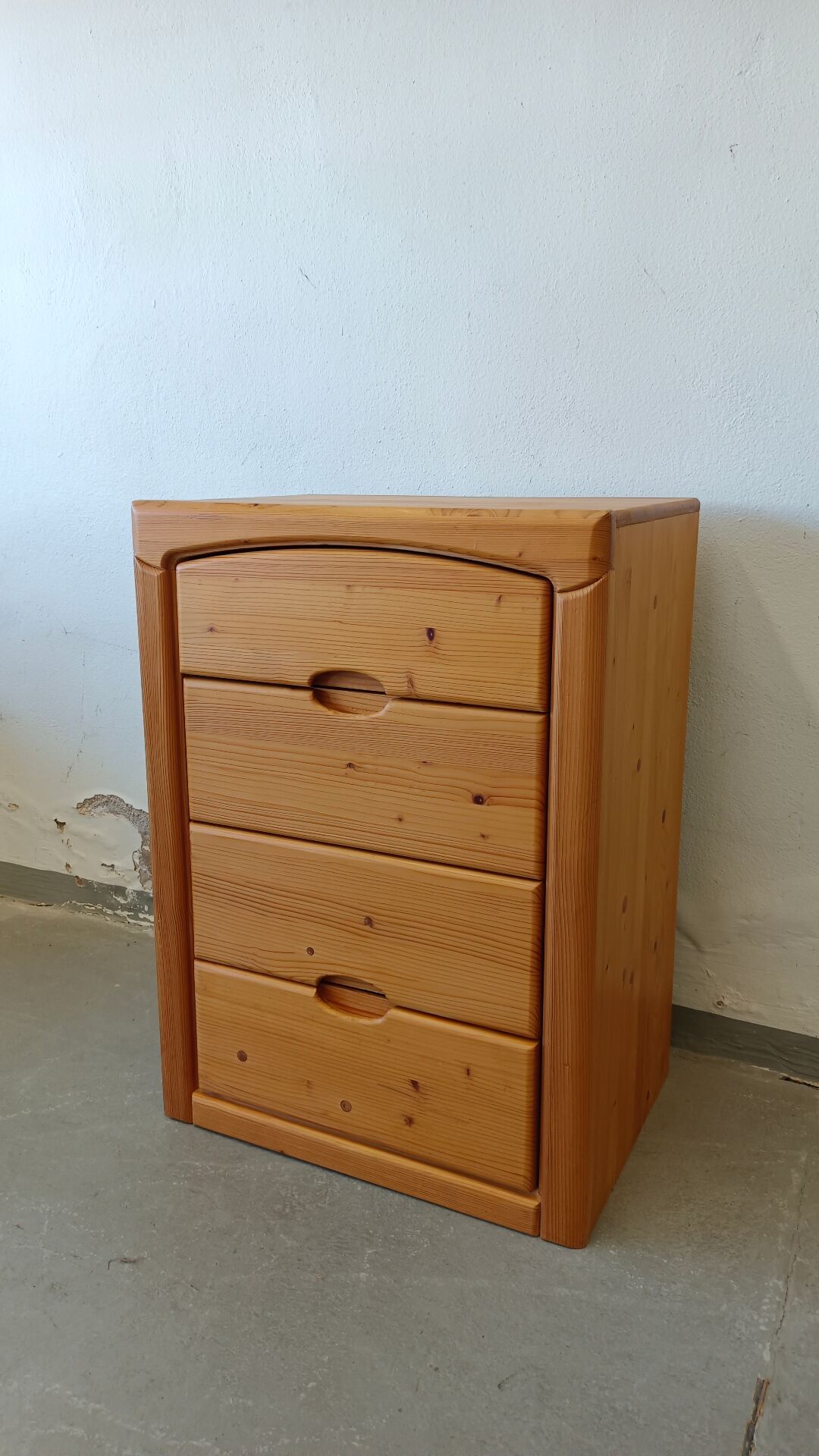 Pine chest of drawers