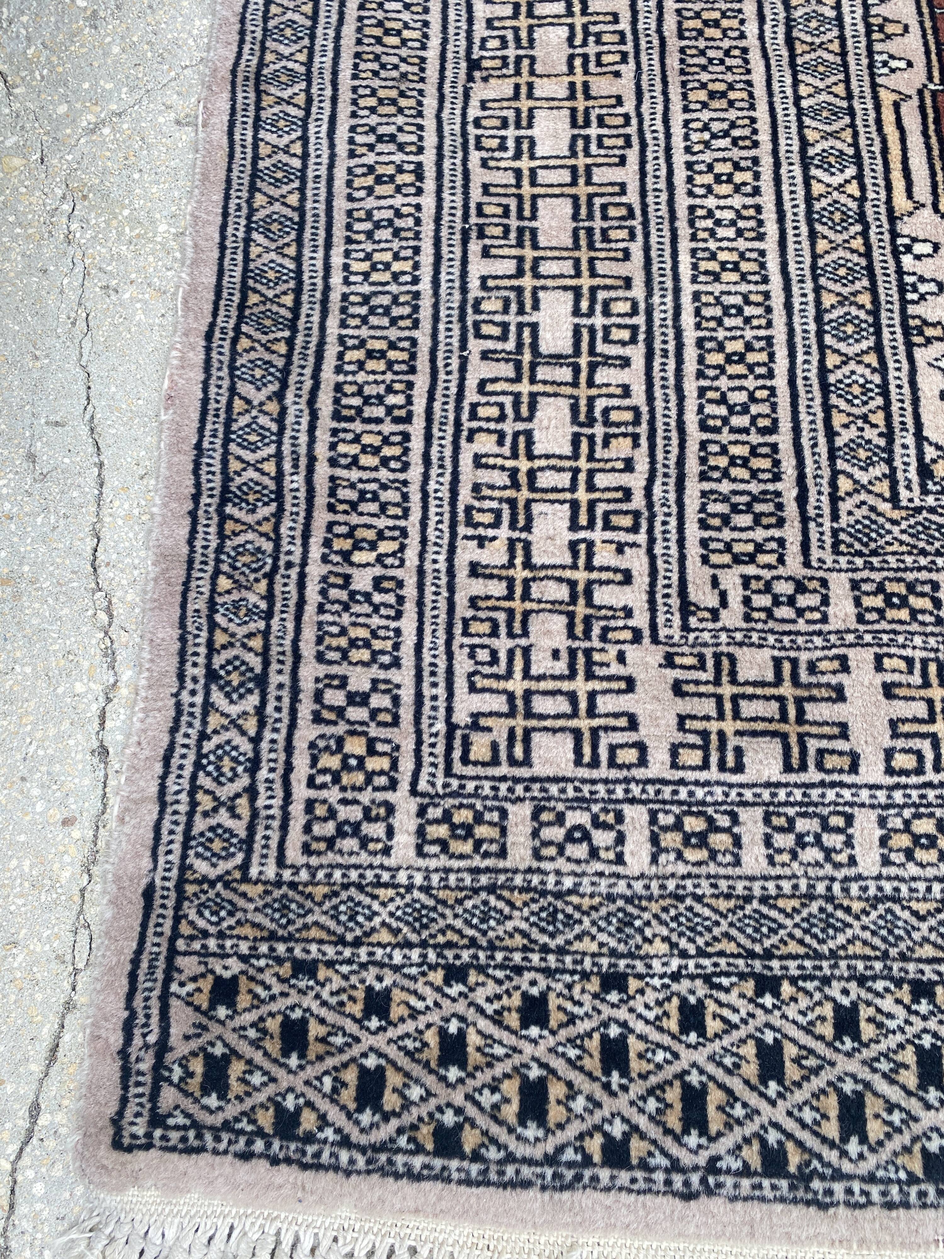 Vintage hand knotted rug with geometric patterns on a grey/beige/terracotta background 170 x 96 cm