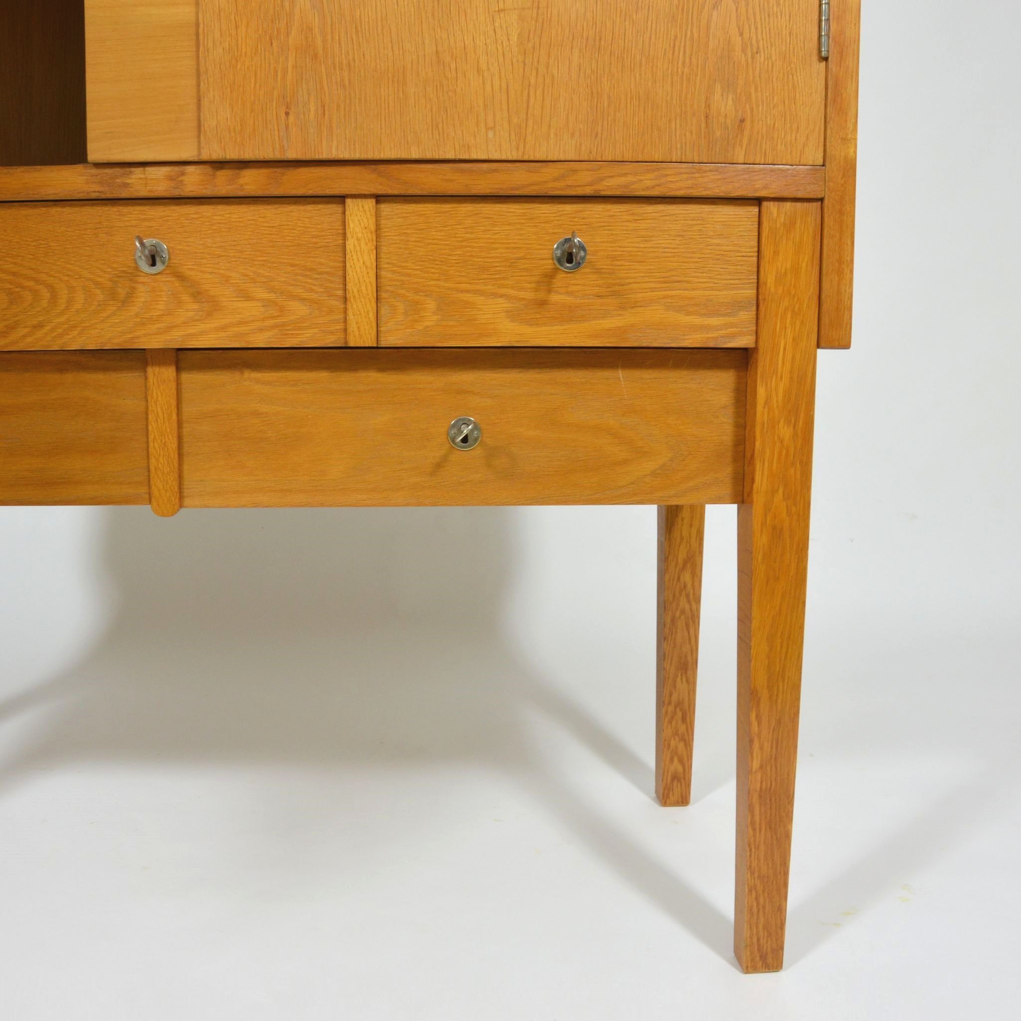 Armoire de placage en chêne original, faite sur commande conception, Tchécoslovaquie années 1980