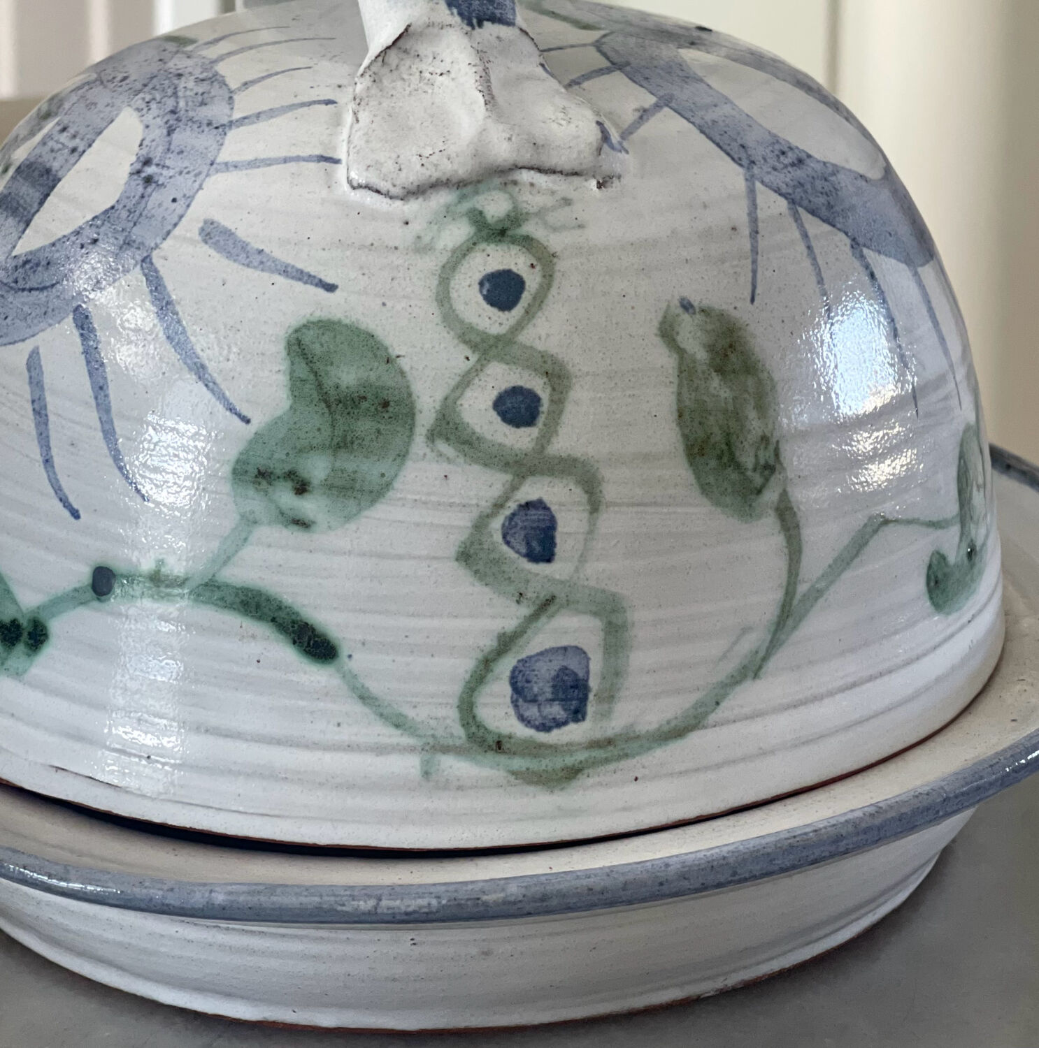 Cheese dome in stoneware.