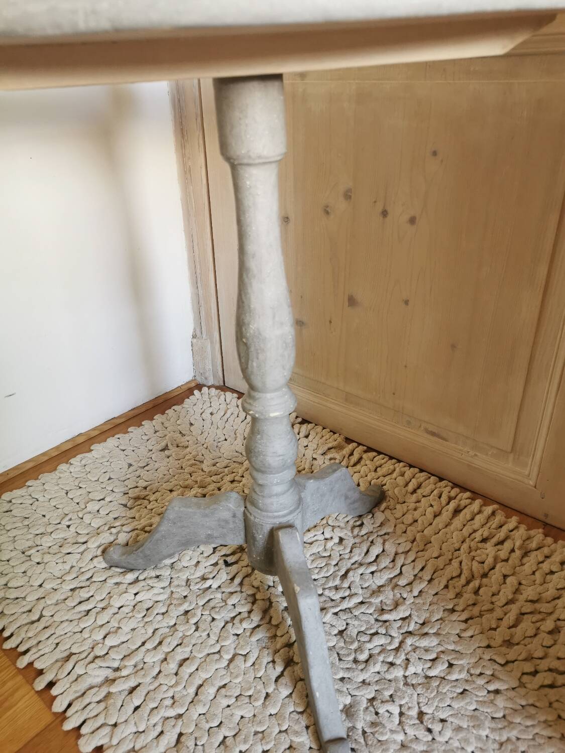 Shabby chic pedestal table