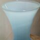 Vase en opaline bleu