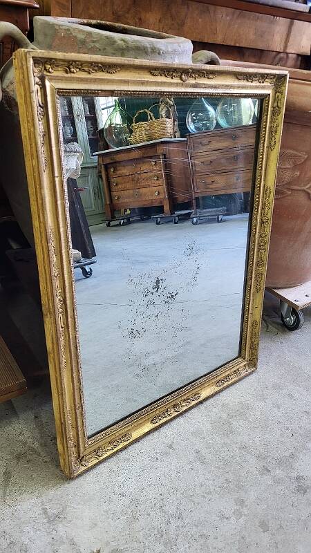 GOLDEN WOODEN MIRROR WITH PALMETTES FROM THE 19TH CENTURY