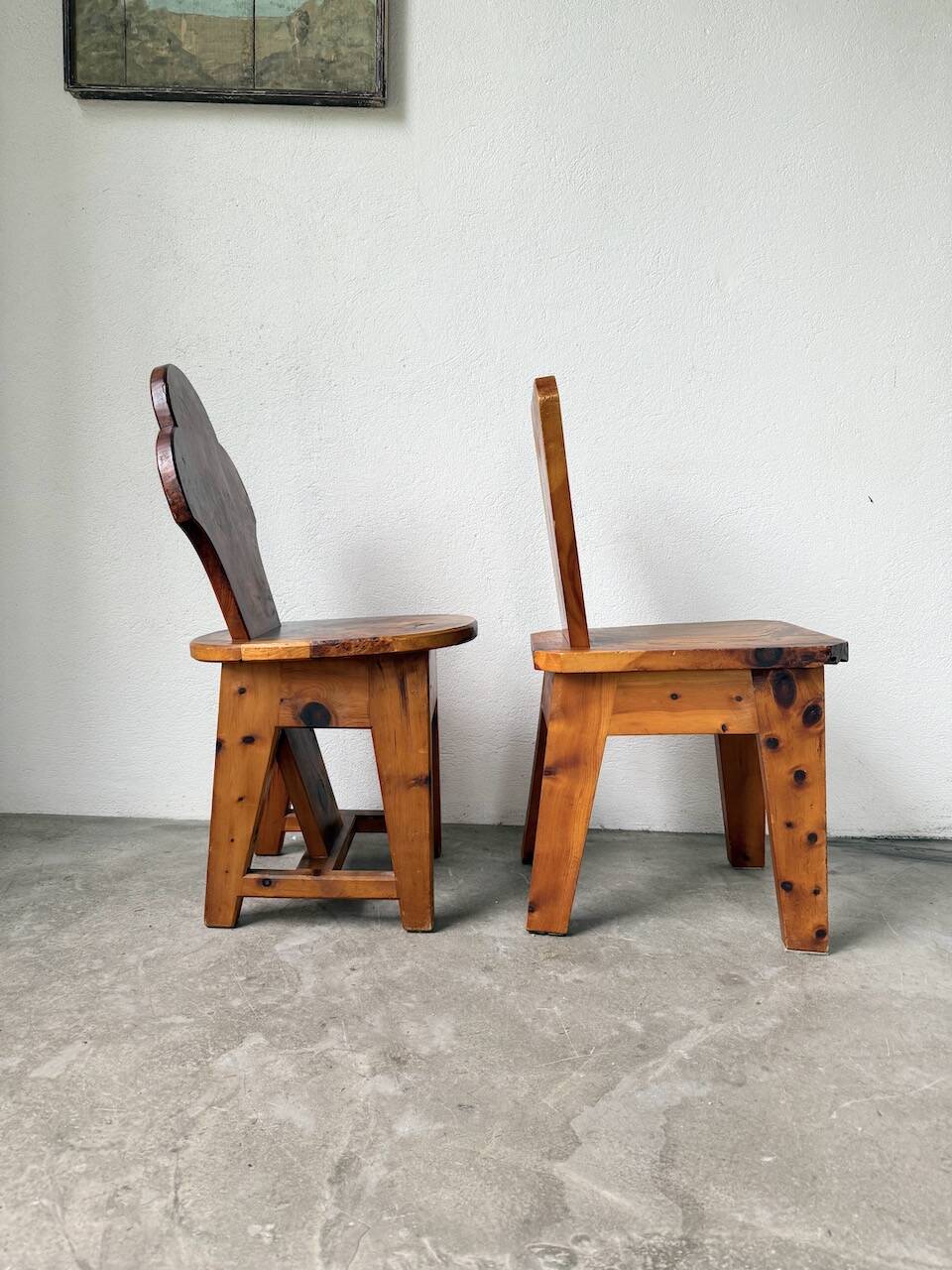 Paire de chaises brutalistes savoyardes en pin