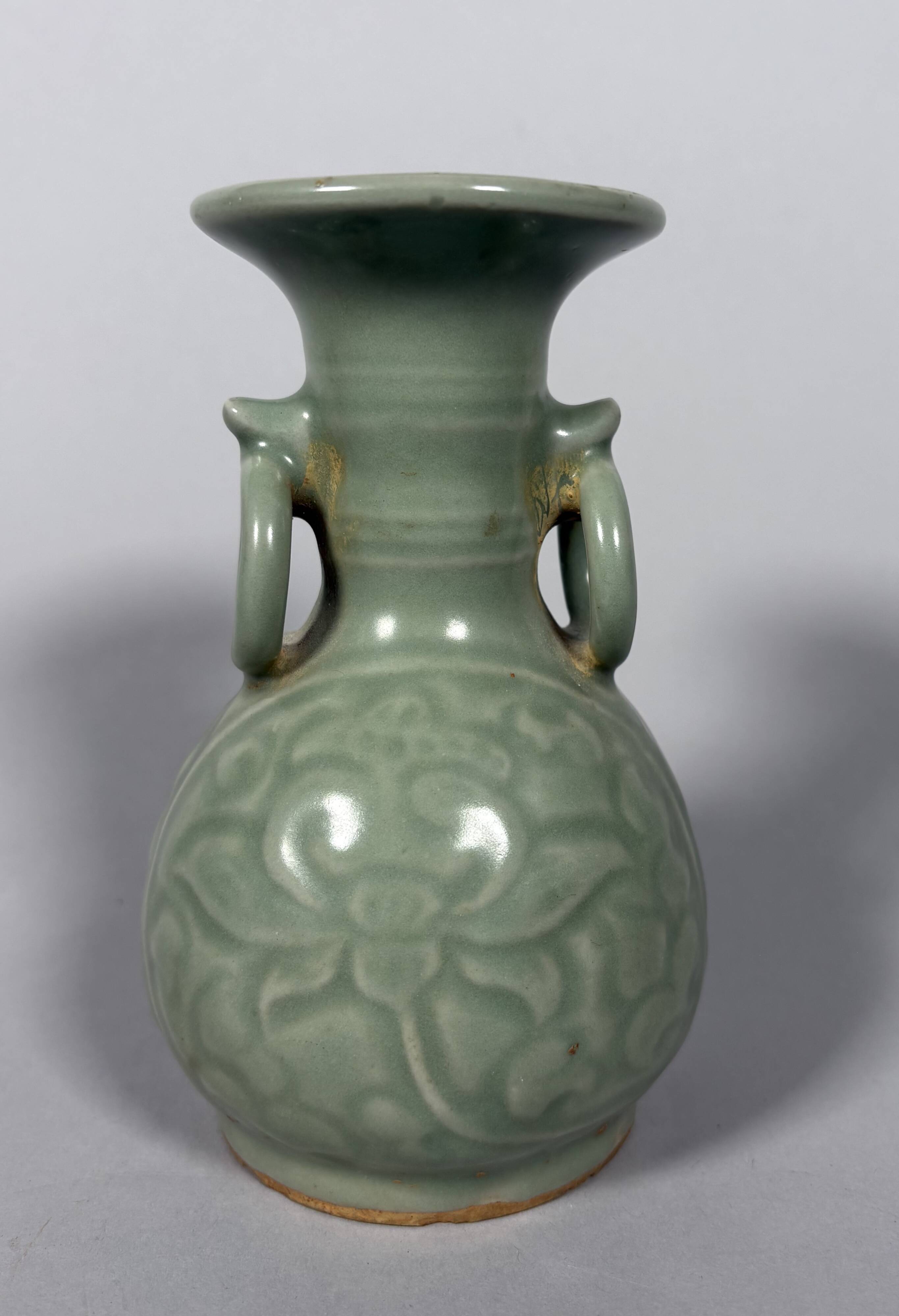 Celadon stoneware vase Longquan Yuan-Ming Dynasty - China