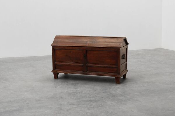 Grand coffre provincial en chêne du XVIIIe siècle, France