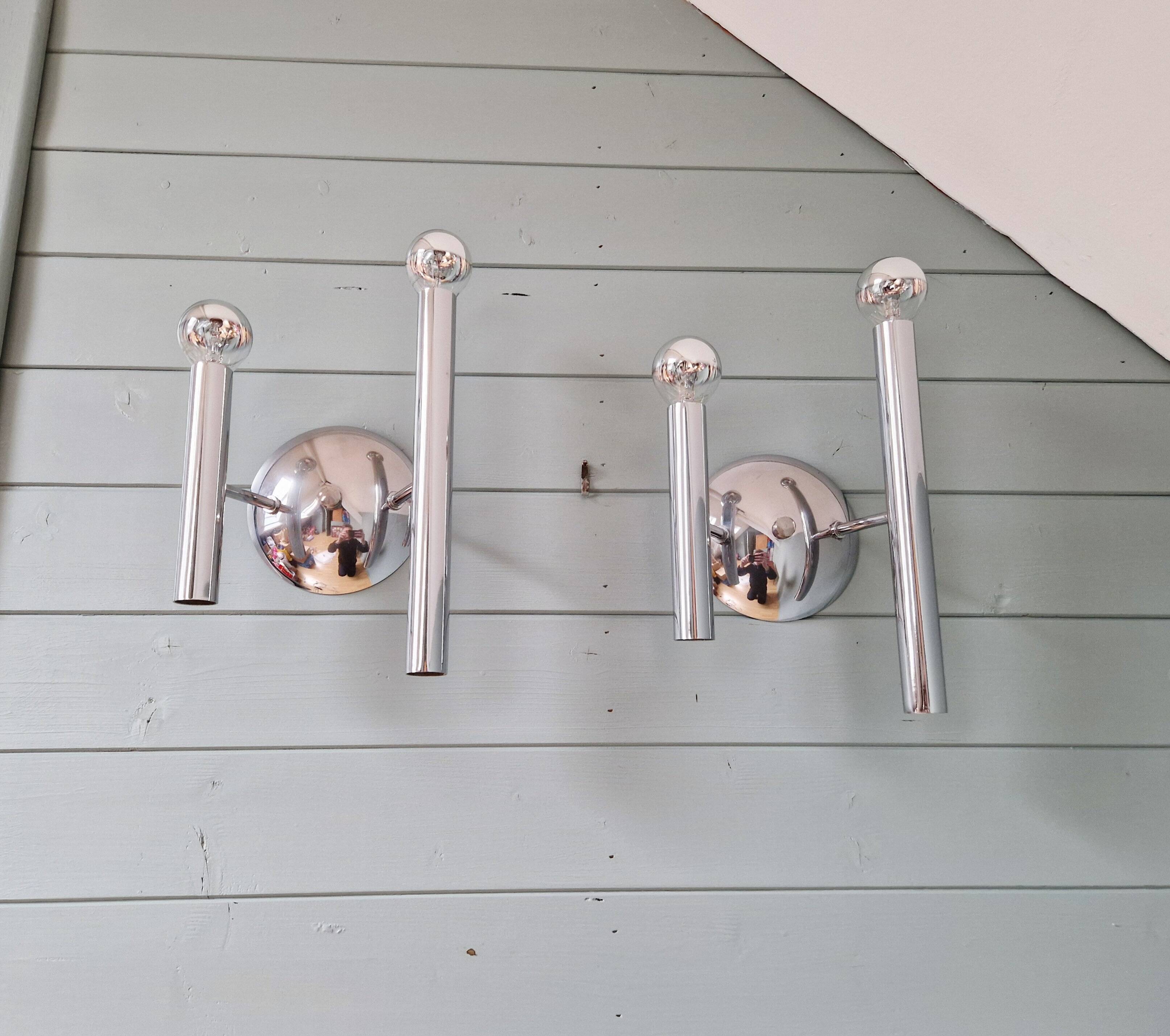 Pair of Space Age wall sconces in chrome metal, 1970.