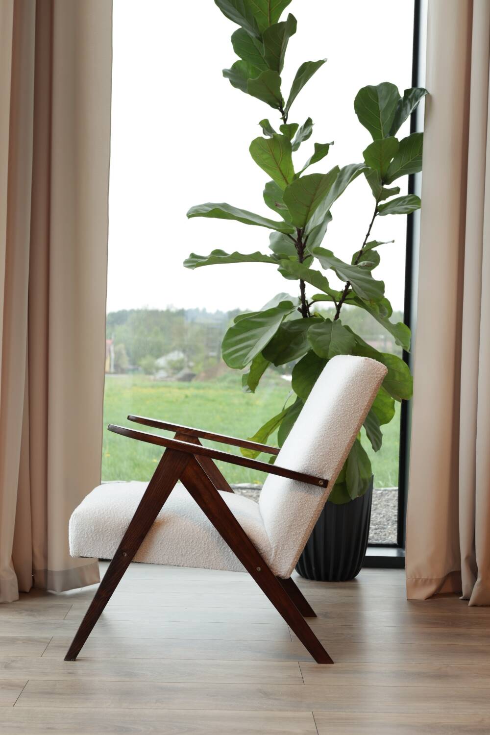 Fauteuil en tissu bouclette blanc et bois, milieu XXème