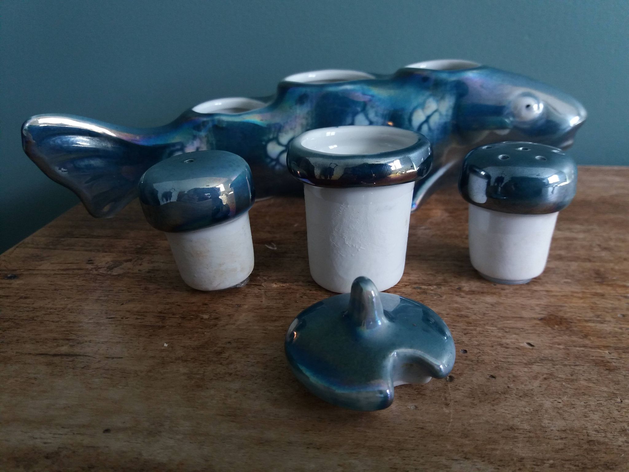 Salière poivrier moutardier zoomorphe, poisson en porcelaine