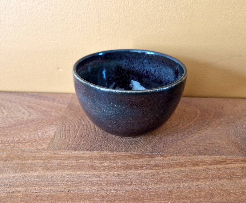 Paul Badié (Born in 1945) - Brown colored bowl - urn with red and gray highlights - In enameled stoneware