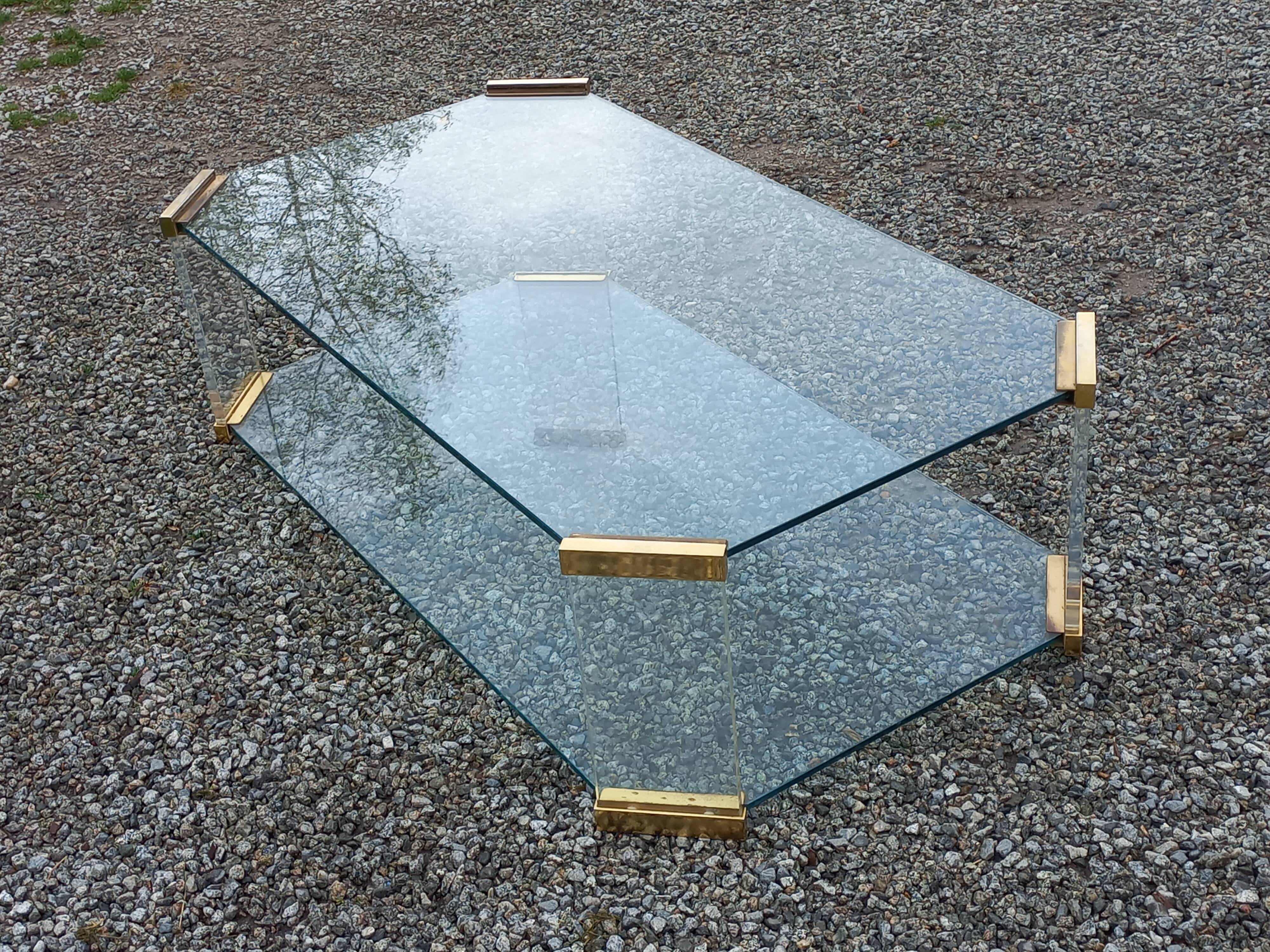 Table basse design des années 70 en verre plexi métal doré