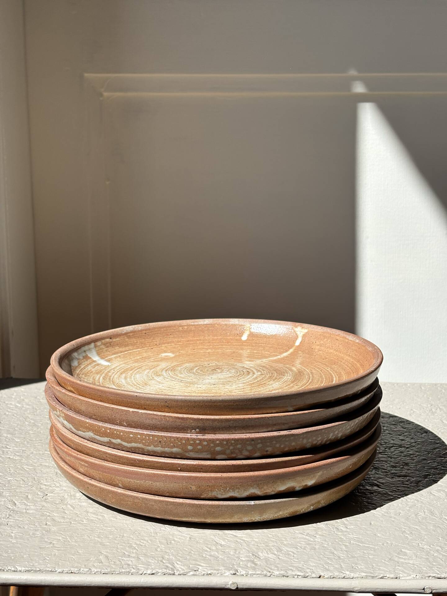 Flat stoneware plates