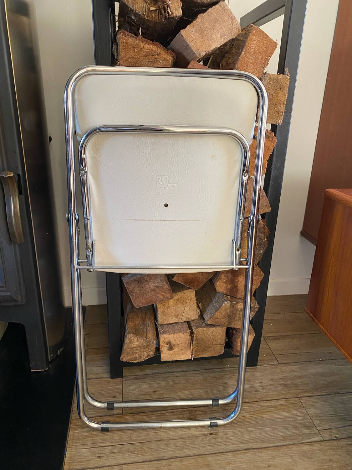 2 white folding chairs Civic