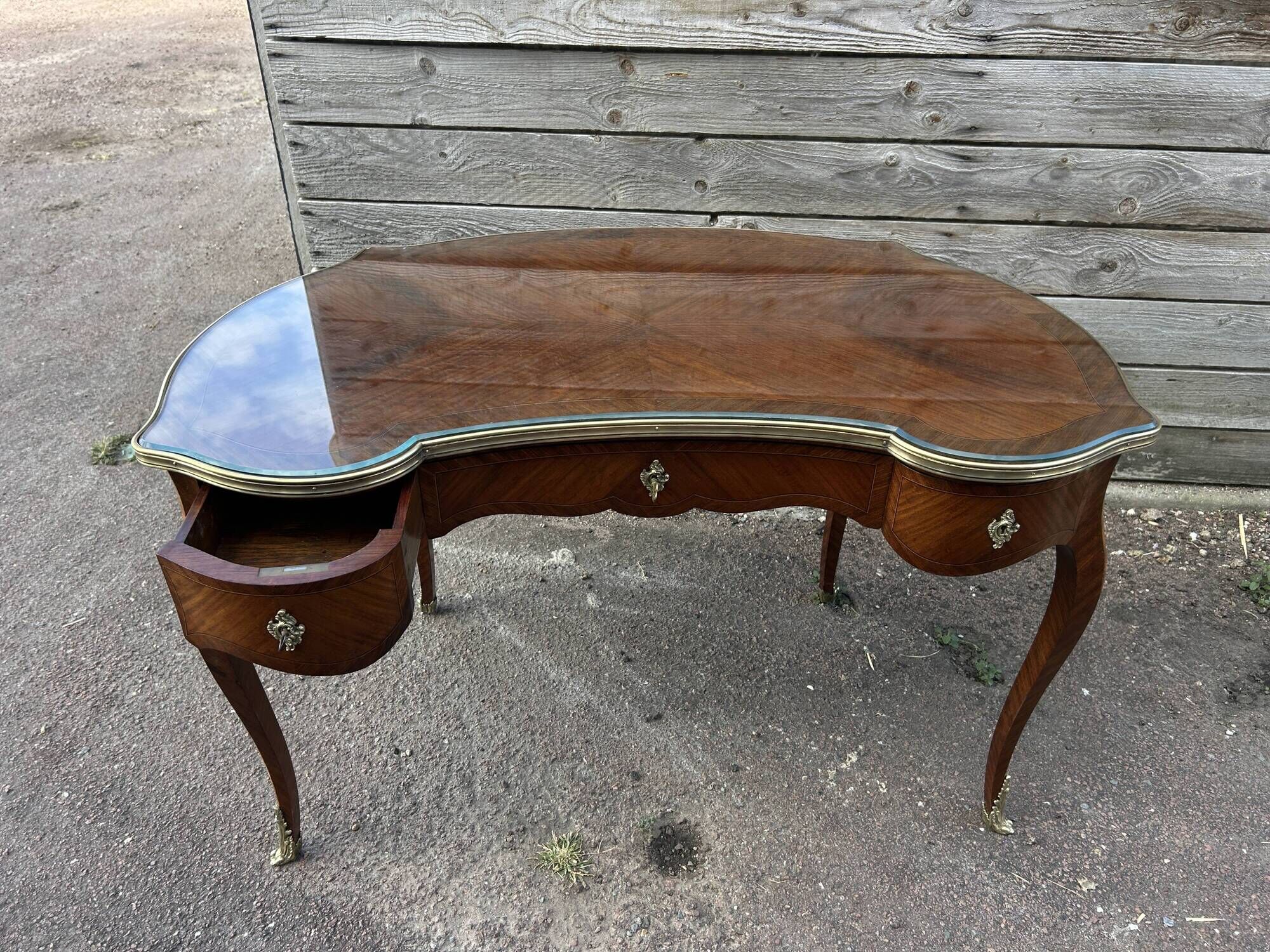 Curved flat desk in Louis XV style