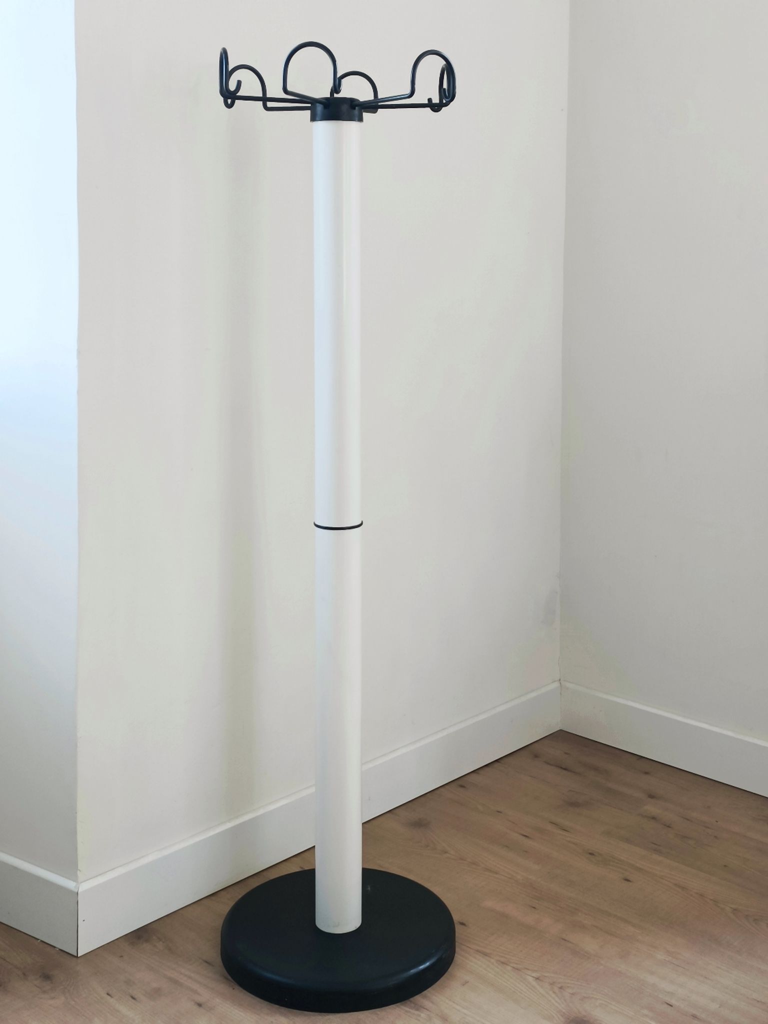Black and white coat rack Seccose Italy 80s
