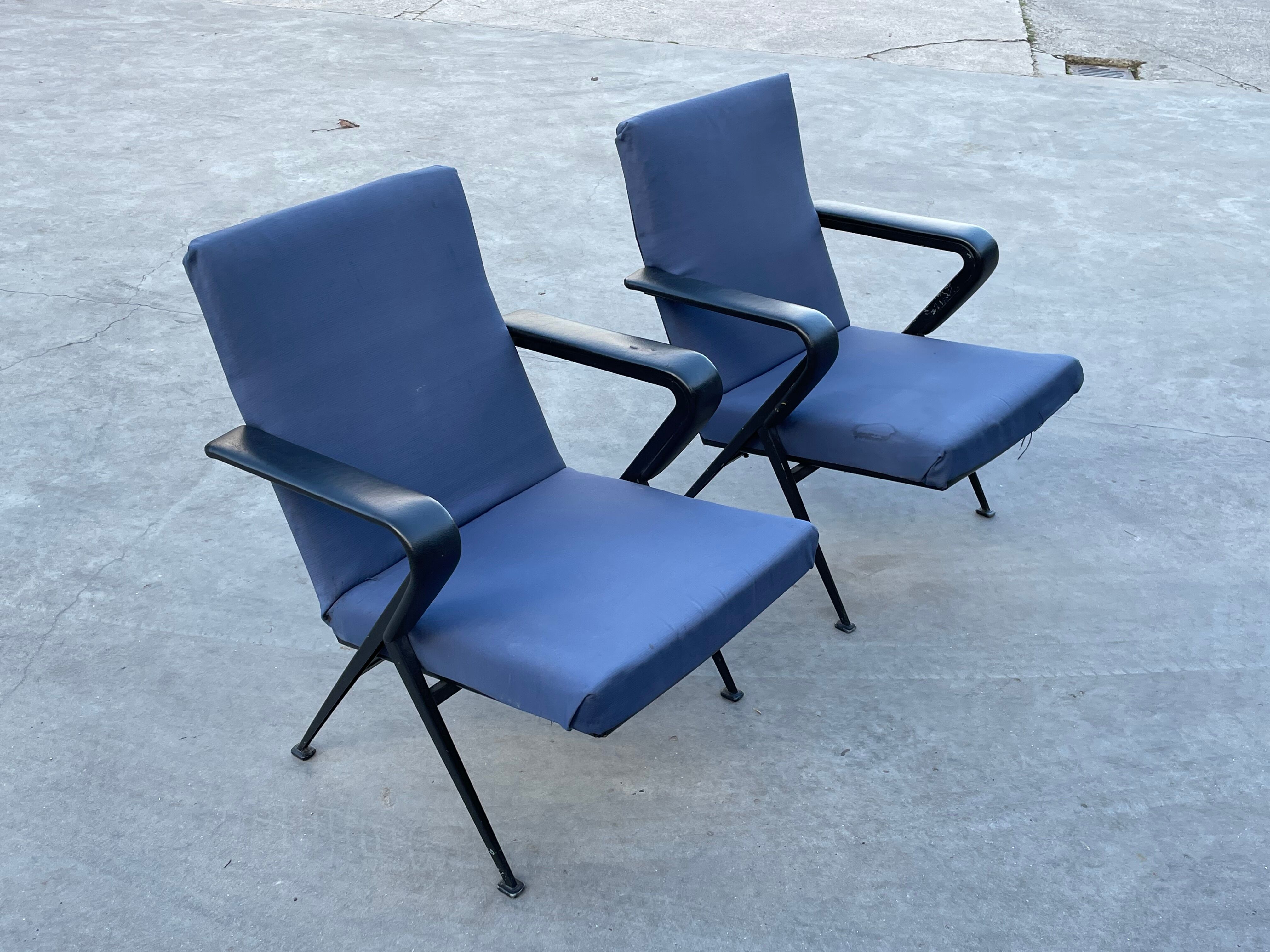 set of 2 Repose armchairs by Friso Kramer for Ahrend de Cirkel