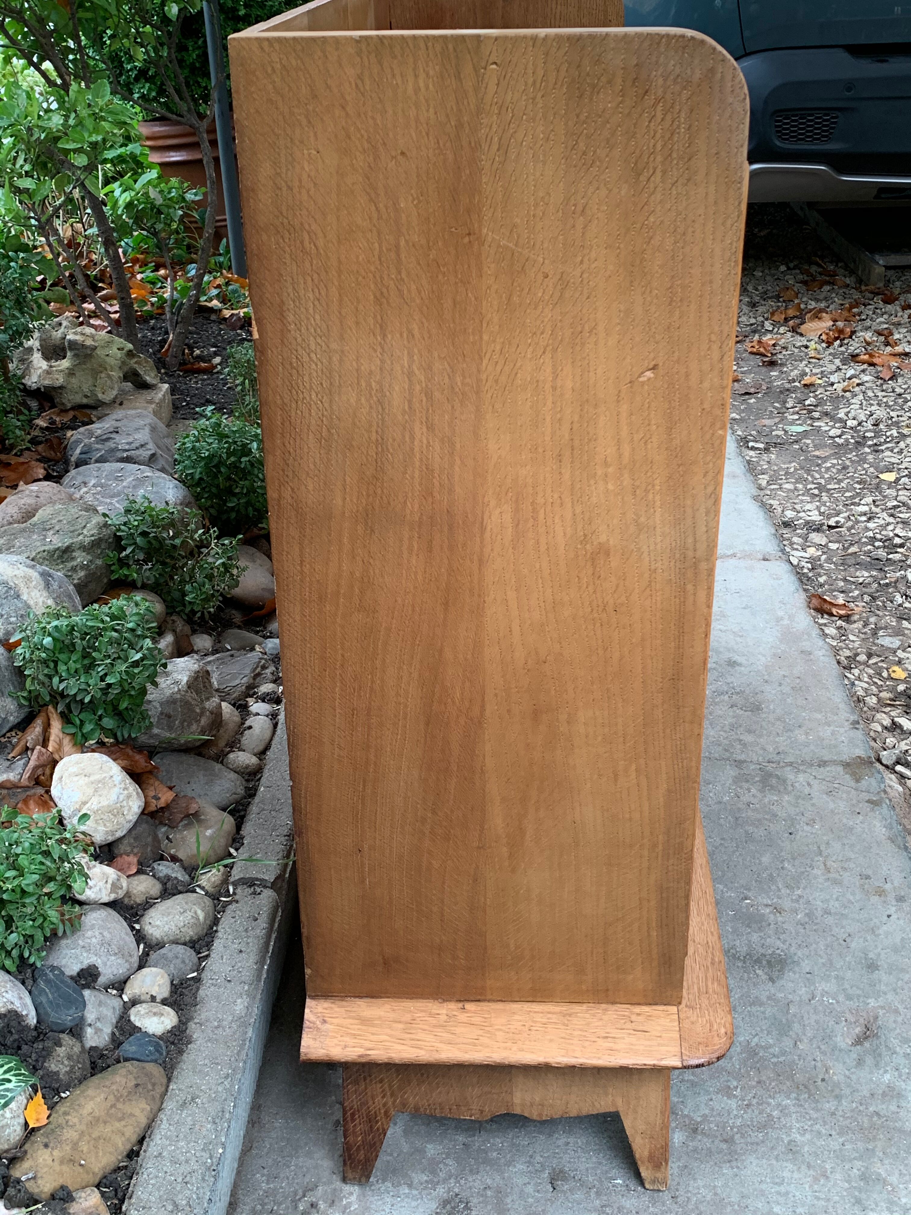 Buffet asymmetrical compass feet