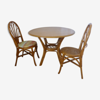 Salon en rotin table ronde et chaises