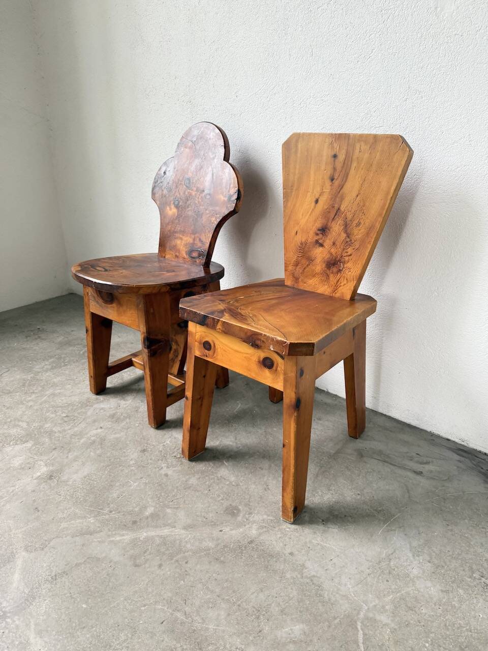 Paire de chaises brutalistes savoyardes en pin