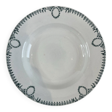 Shallow dish in earthenware with green frieze decoration from Saint-Amand.