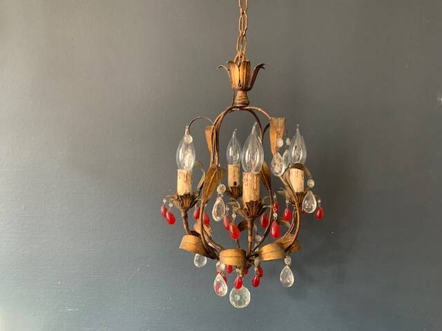Antique chandelier in gilded sheet metal and red and white crystal pendants, 1900
