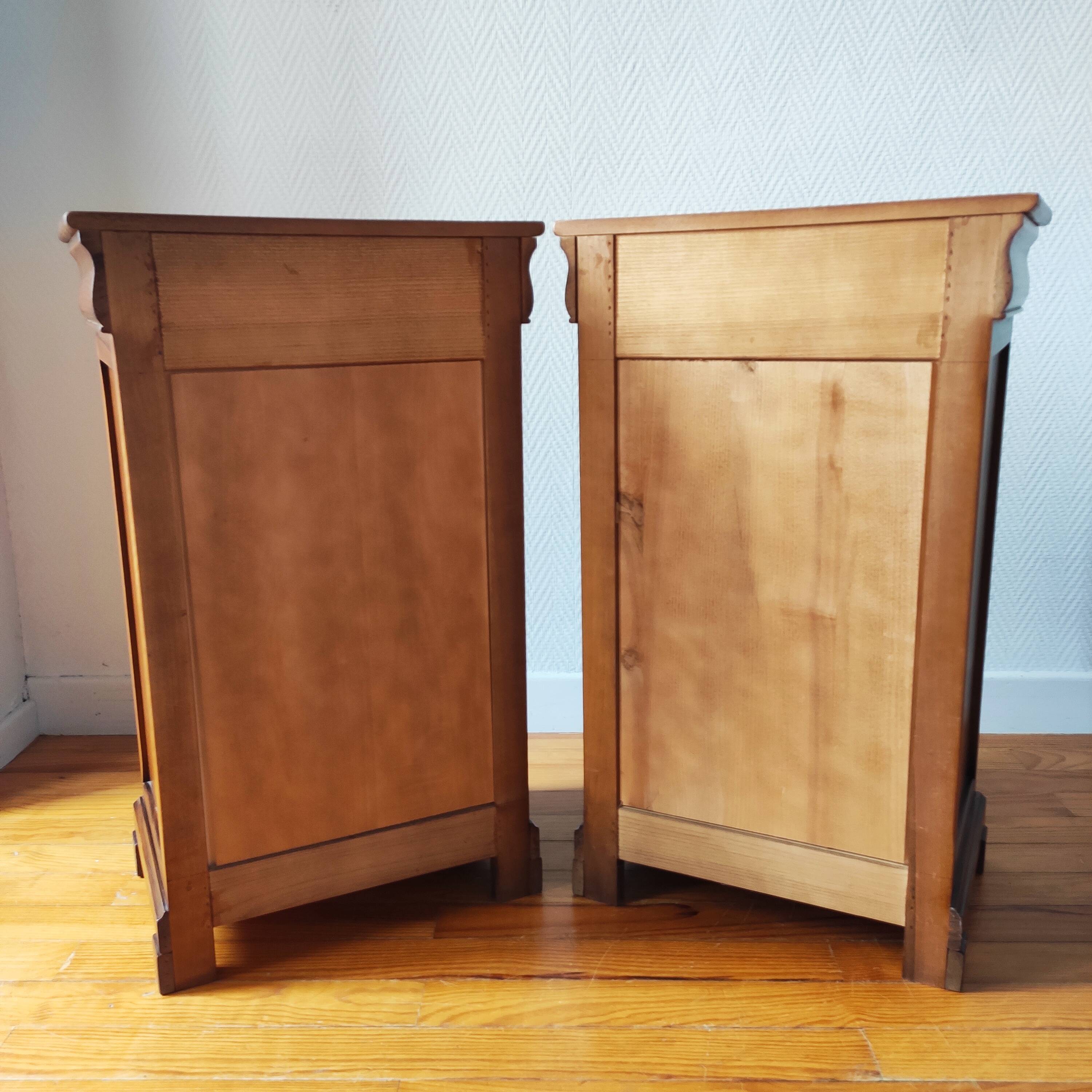 Paire de tables de nuit — style classique, inspiration Louis-Philippe