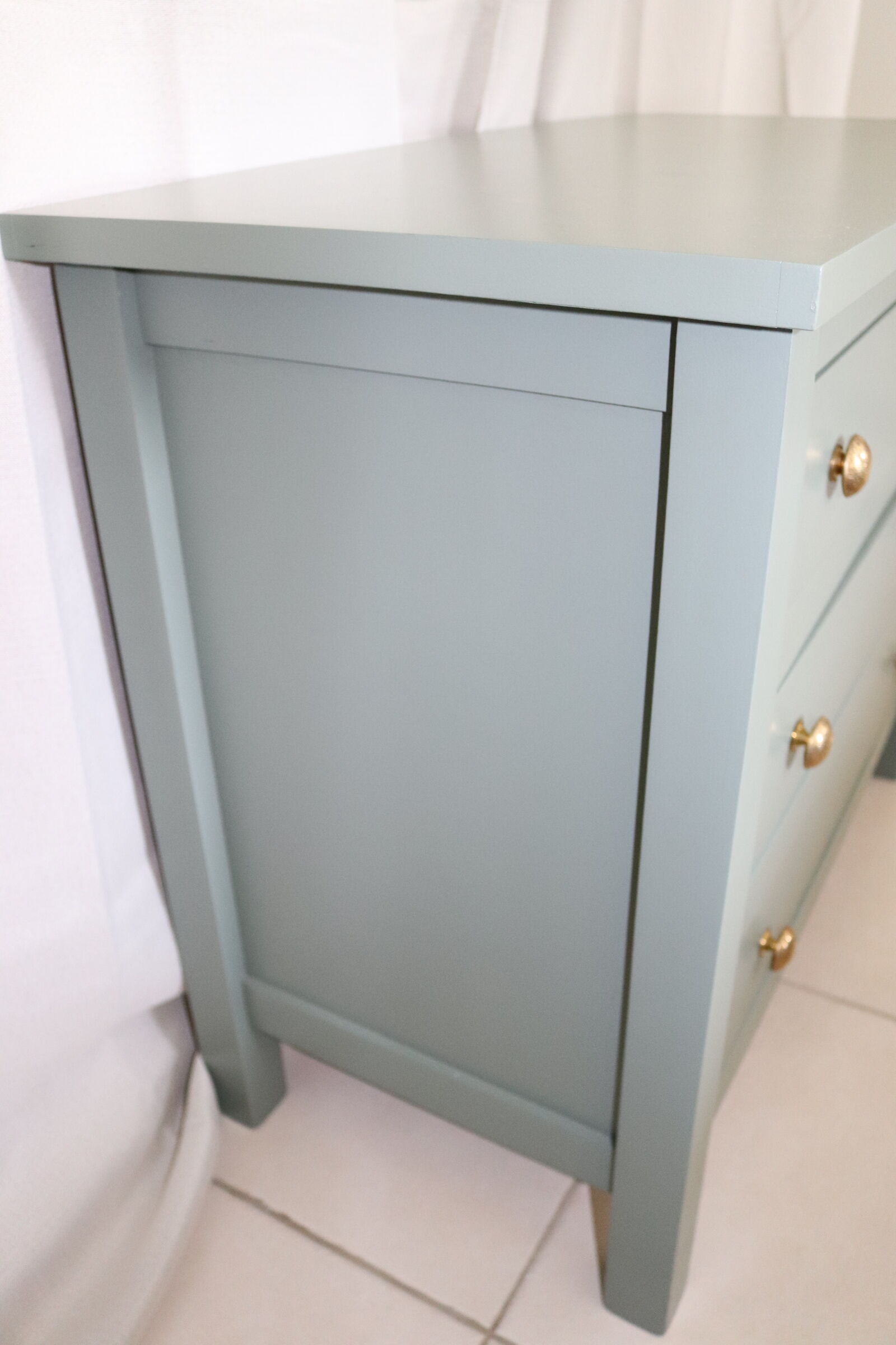 Commode vert de gris