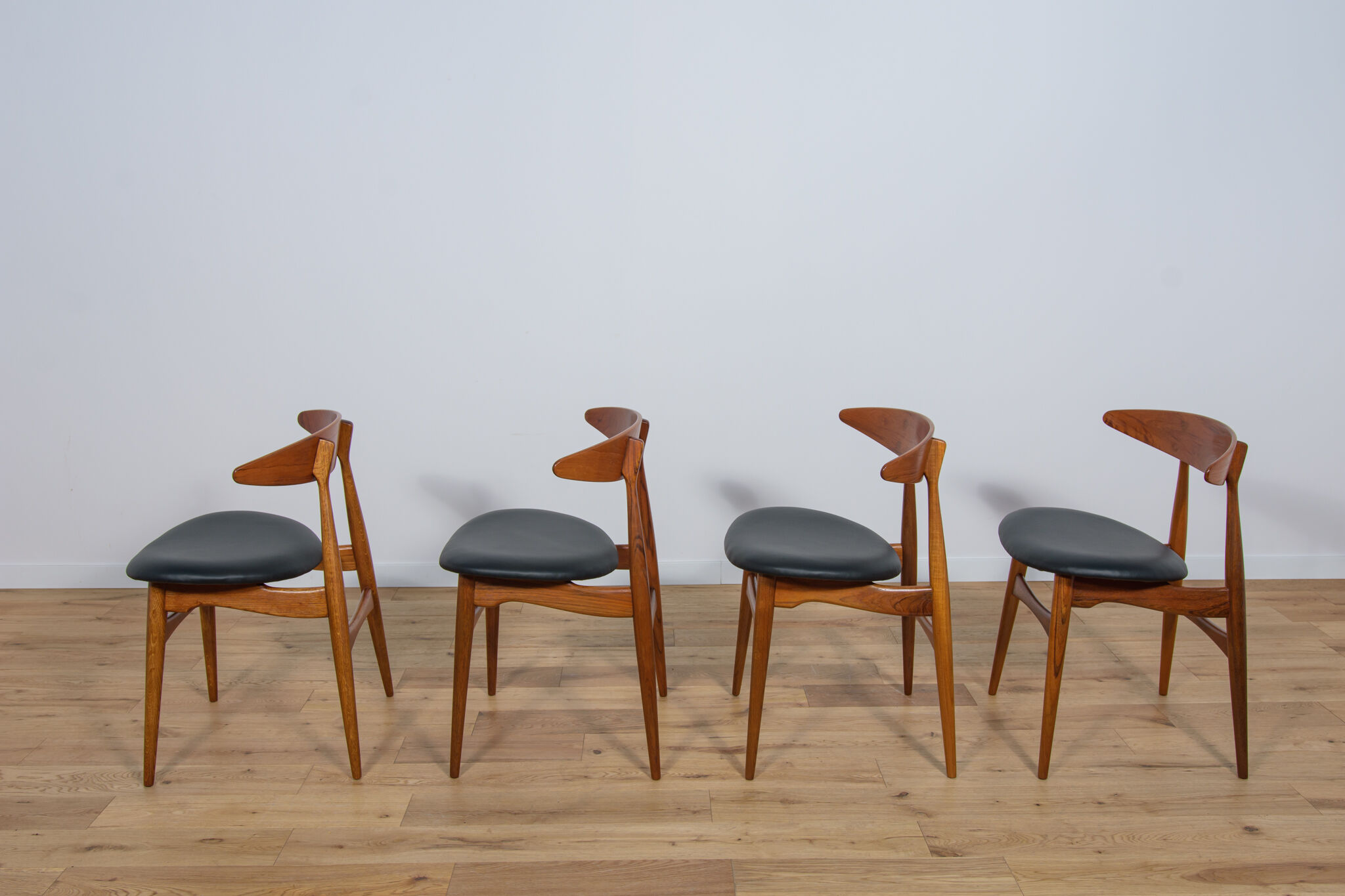 Mid century danish ch33 dining chairs by Hans J. Wegner for Carl Hansen & søn, set of 4