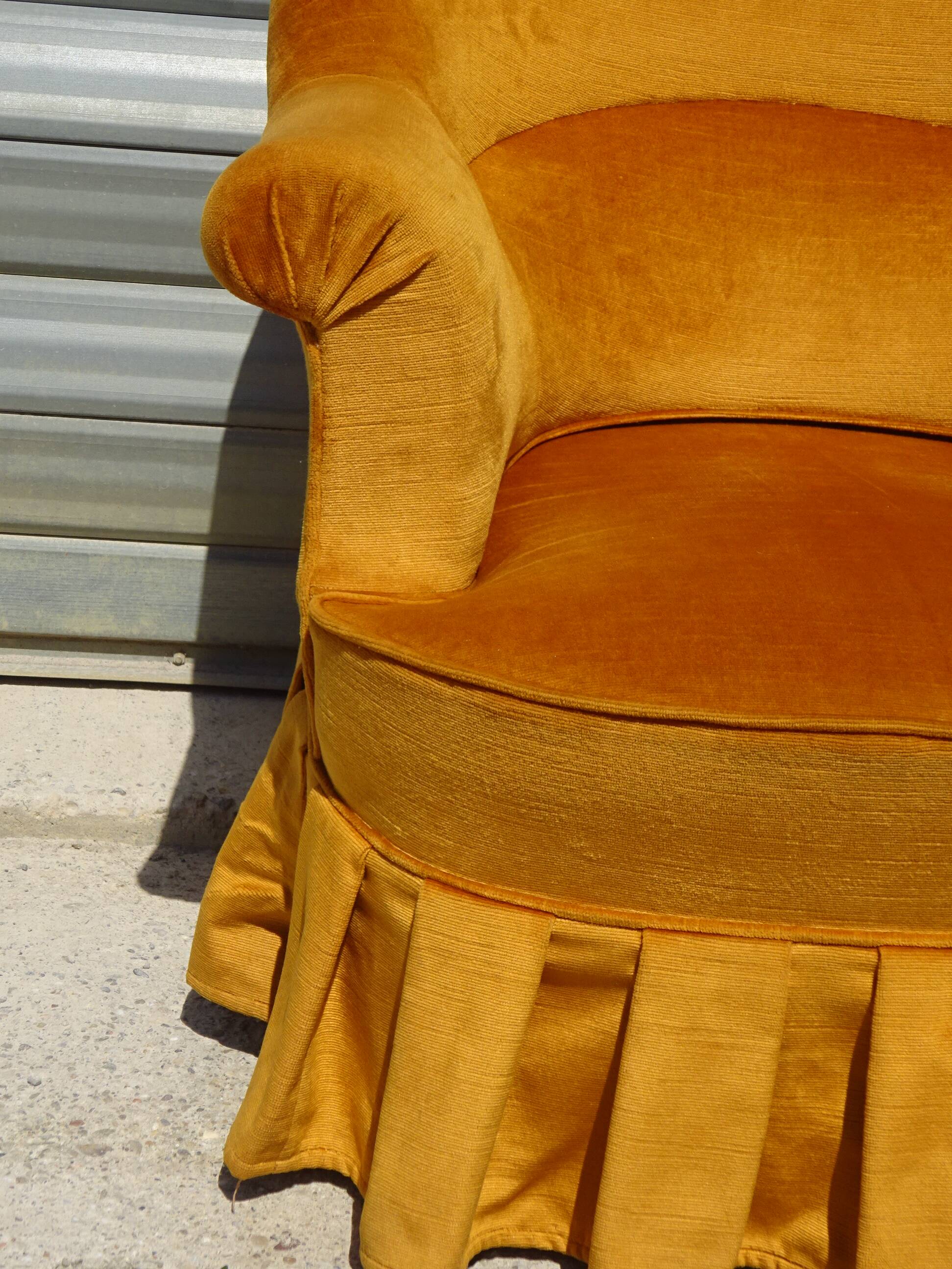 Fauteuil crapaud en velours jaune