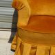 Fauteuil crapaud en velours jaune