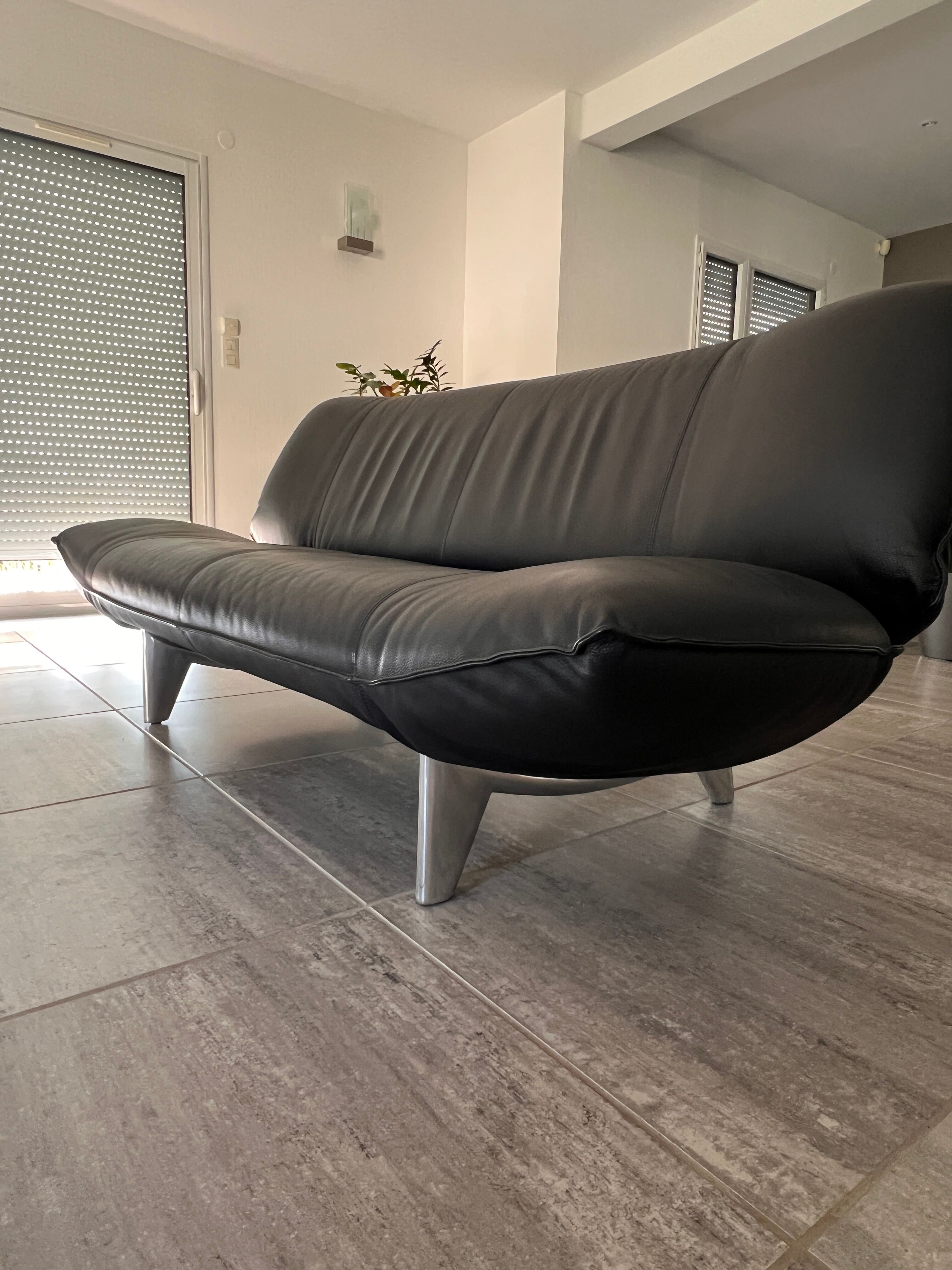 2-seater sofa Leolux Tango in black leather