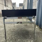 Bureau plat laqué noir texturé et chrome style 1970