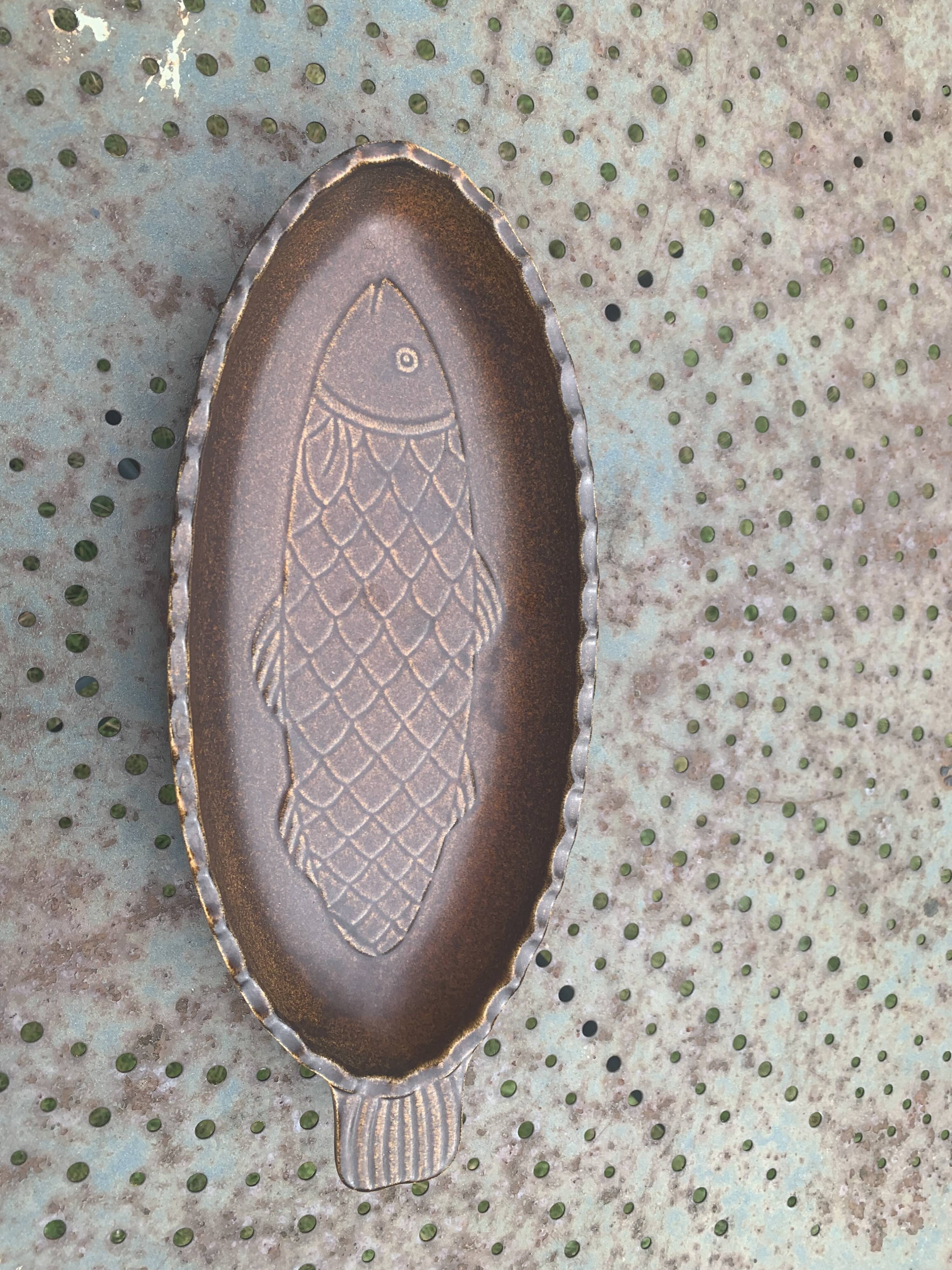 Glazed ceramic dish with fish pattern in relief friesbud melitta germany katen geschler 70