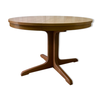 Vintage extendable round table