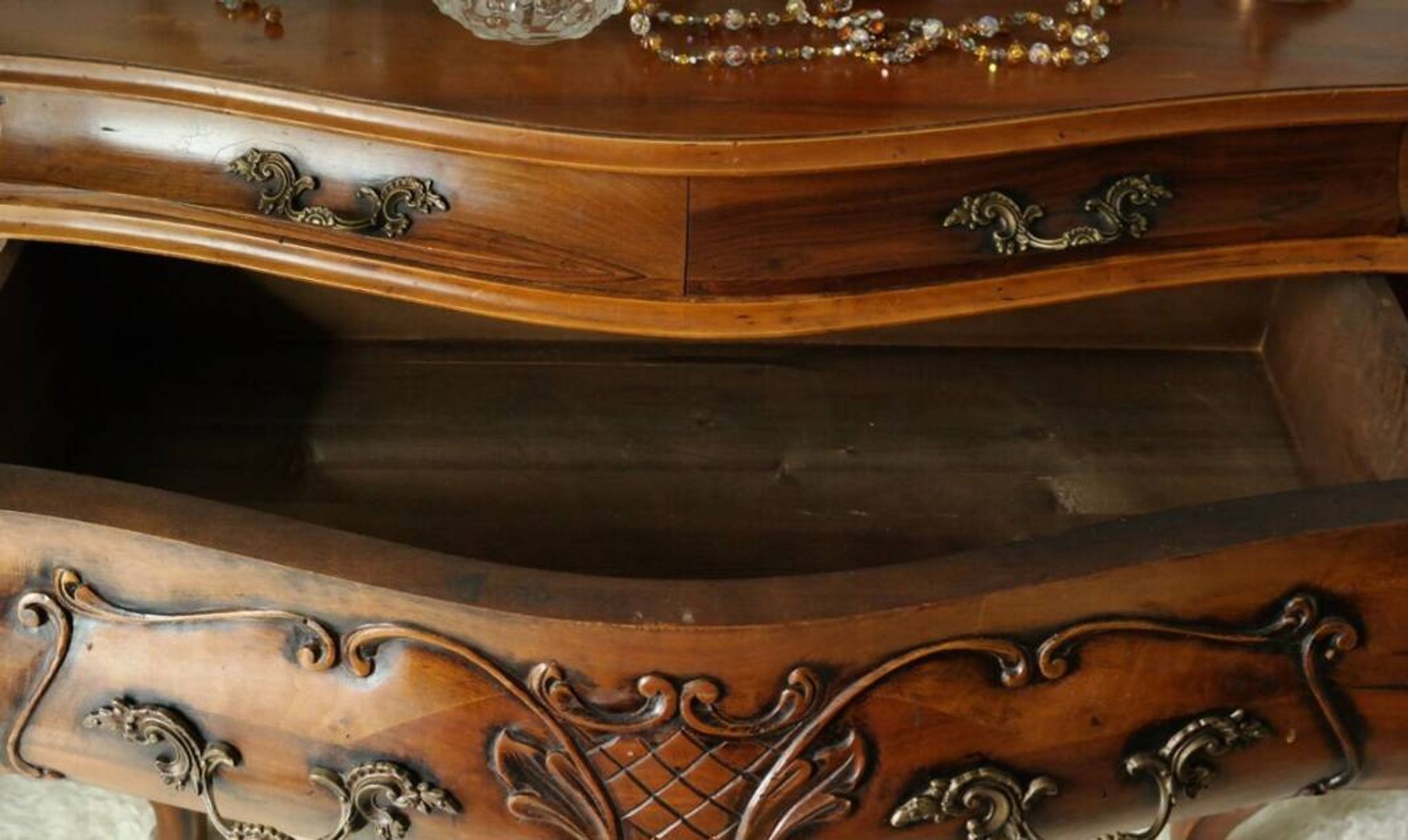 Coffin commode in walnut, Louis XV style, 20th century.