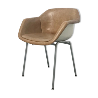 Fauteuil en skaï marron clair et coque blanche Strafor